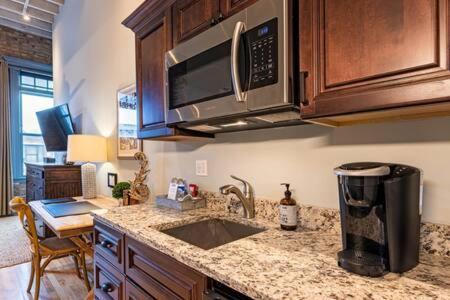 Hip Urban Loft - Small Town Charm - 124 Lofts #1 West Dundee Экстерьер фото