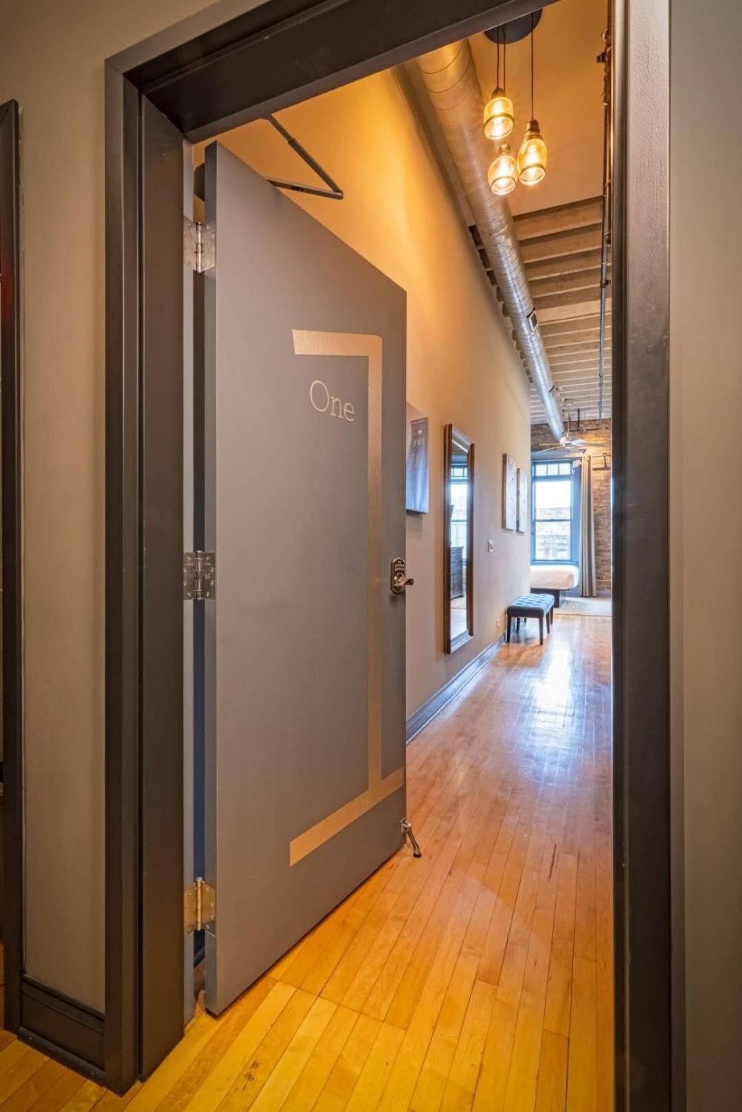 Hip Urban Loft - Small Town Charm - 124 Lofts #1 West Dundee Экстерьер фото